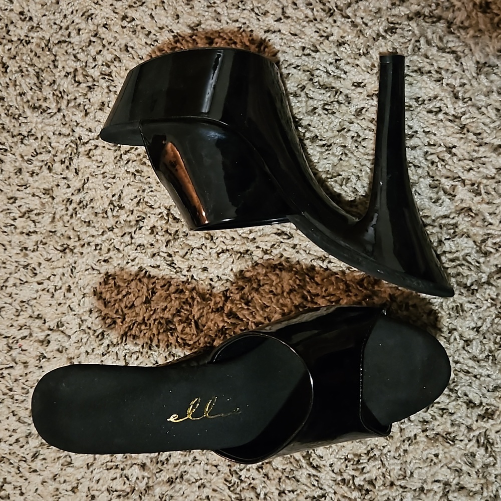 BLACK PATENT PLATFORM HEELS SIZE 12